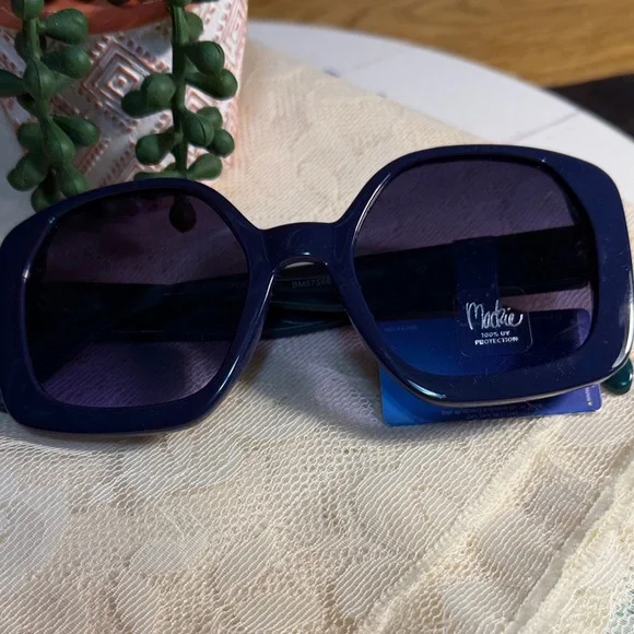 😎😎😎BOGOHO😎😎😎Mackie Navy/Green Oversized Sunglasses w/ Gold Accent - Picture 8 of 8